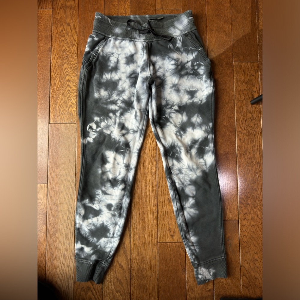 Lululemon jogger style pants in great, like new condition.